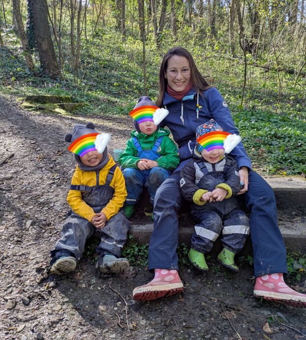 Anna Otten mit Kindern im Wald