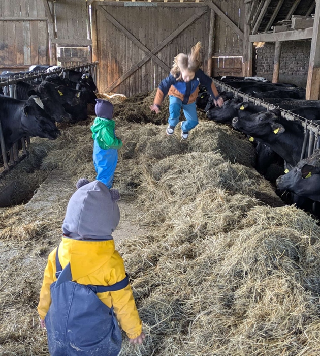 Kinder mit Tieren auf einem Ausflug