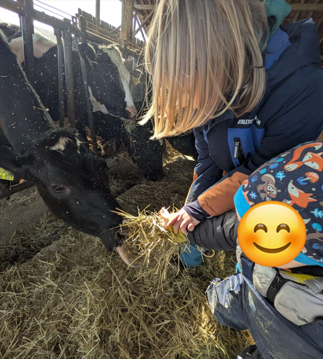 Ein Kind springt voller Freude im Heu