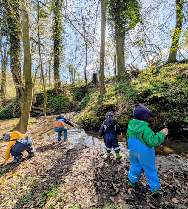 Kinder entdecken Naturmaterialien im Wald